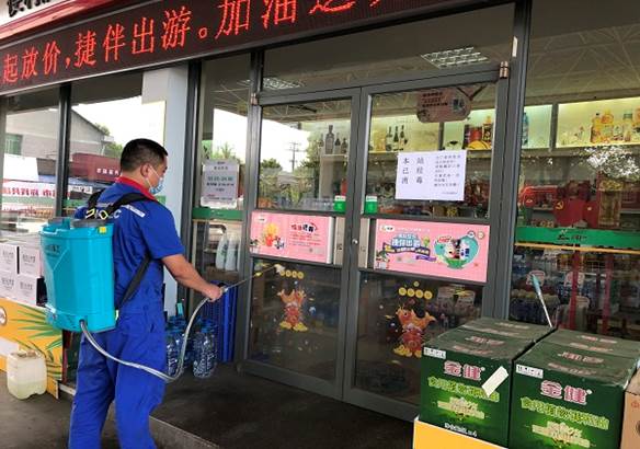 湖南石油第一時間安排向張家界運送防疫及民生物資，物資通過多種渠道順利送抵。自7月下旬以來，張家界石油一邊落實地方防疫政策，一邊抓好民生保供，全市近50座加油站全部營業，40余座易捷便利店商品供應不打烊，全線抗疫保民生，全力以赴助力打贏疫情防控阻擊戰。