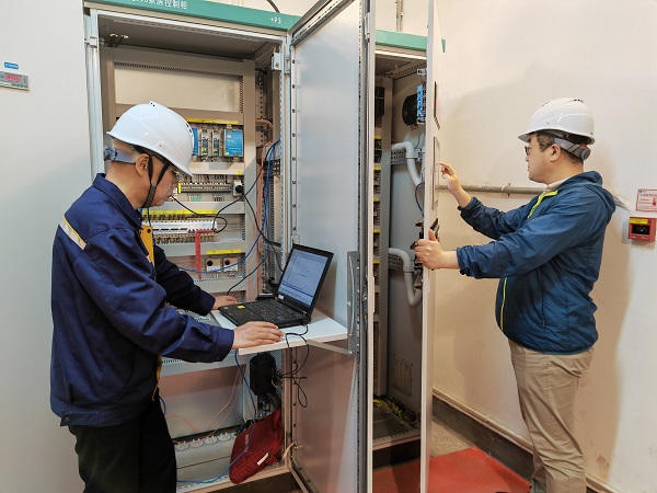 9時，自控事業(yè)部陳金源、薛翔宇在三峽泄洪壩段深孔605#泵房進行設備調試，對自主可控PLC進行信號對點及邏輯功能測試。.jpg