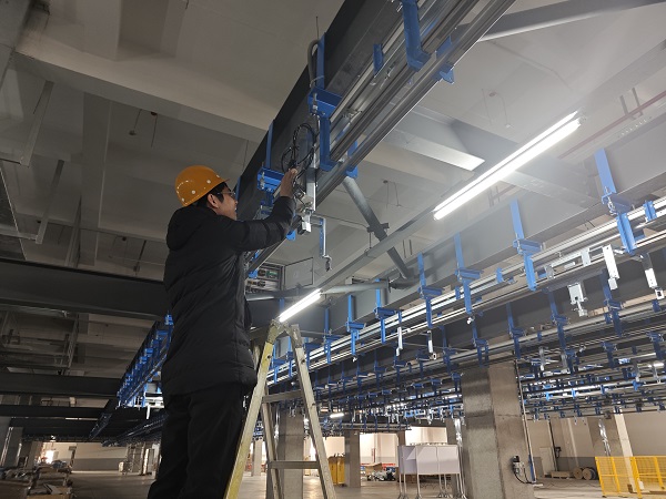 6. 浙江杭州，北自科技陳凱在化纖懸掛線項目上檢查電氣線路.jpg