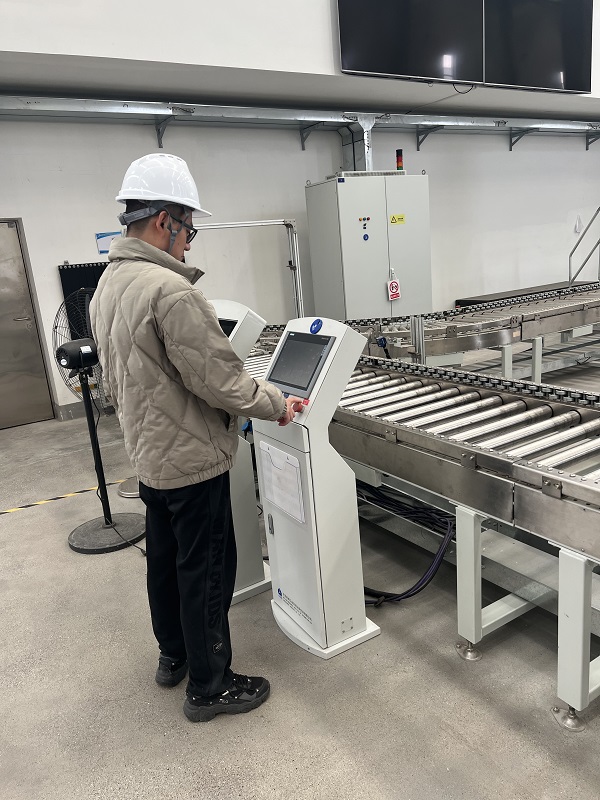 8. 江蘇常州，北自藍邦周褚飛在操作輻照設備.jpg