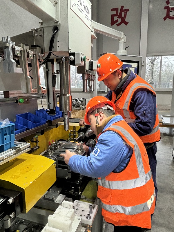 2. 浙江嘉興，智能裝配事業部陶東凱、韓冰華在AMT變速箱柔性生產線項目現場調試.jpg