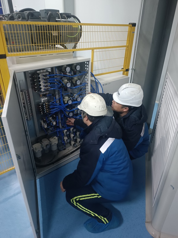 1. 天津，自控事業部竇增濤、趙強磊正在BOPA成套裝置及服務采購項目上進行調試.jpg